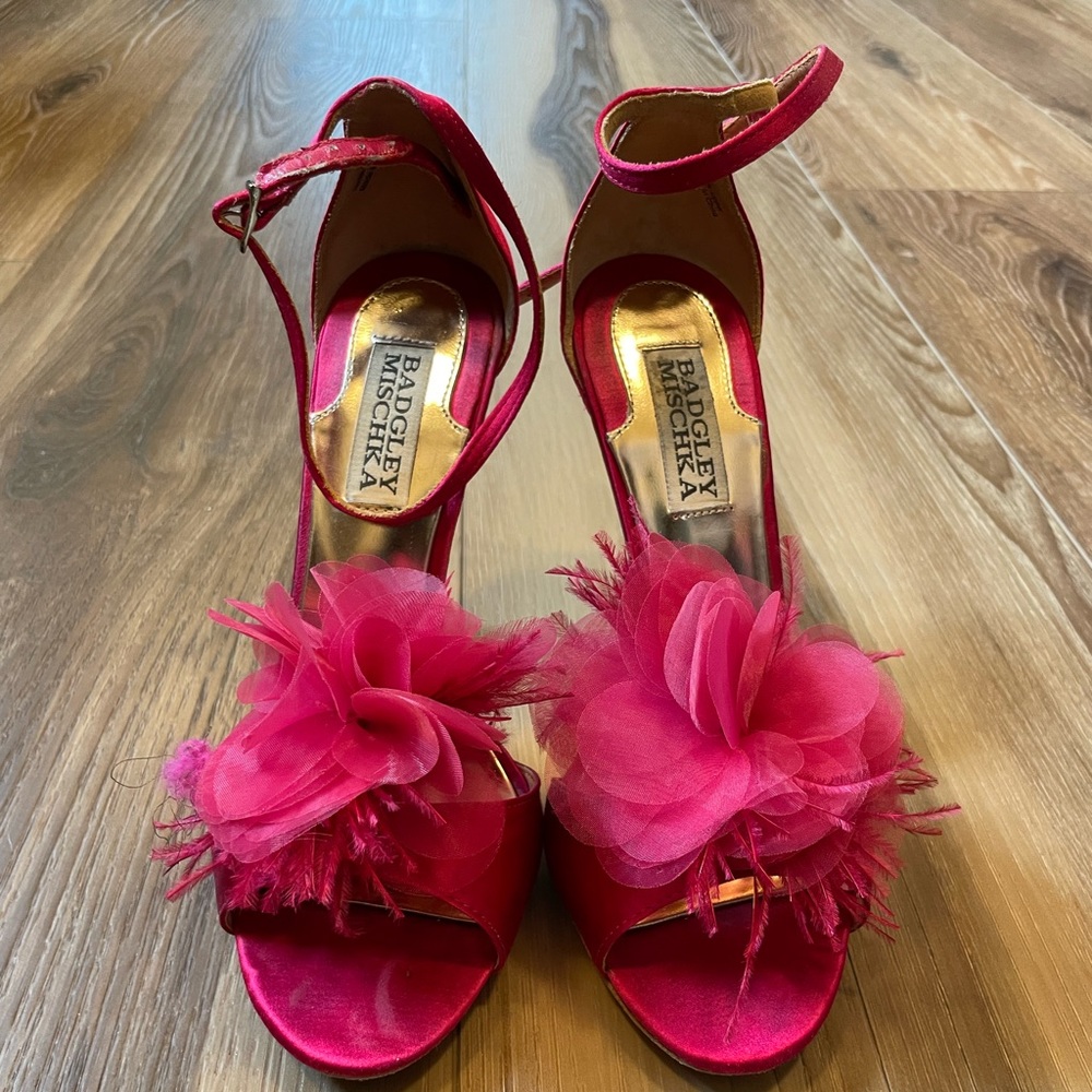 Beautiful fuchsia heels with floral detail.